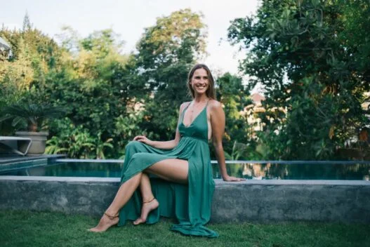 Kvinde i kjole med slids